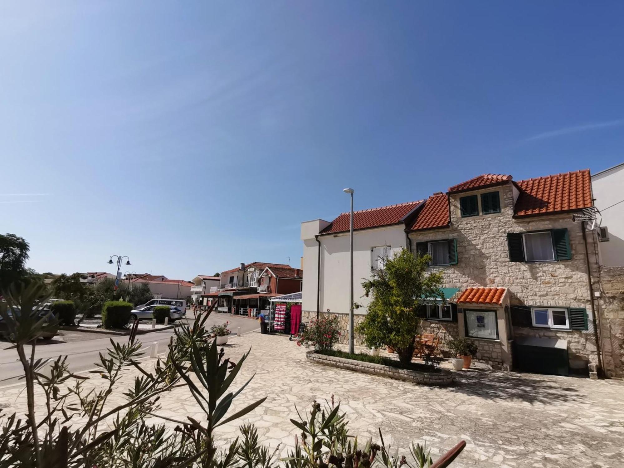 Charming Traditional Townhouse - Holiday Home Kata Jezera Bagian luar foto