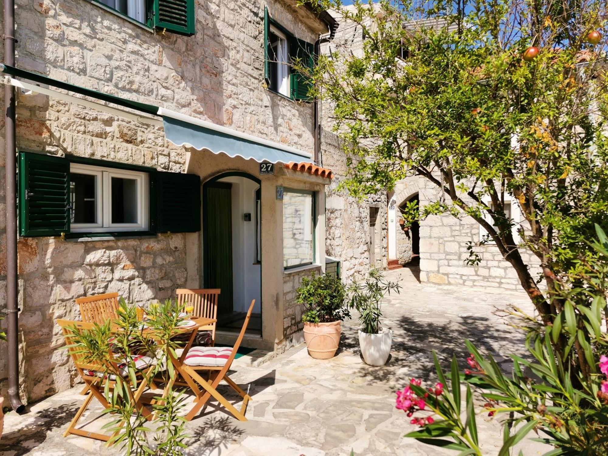 Charming Traditional Townhouse - Holiday Home Kata Jezera Bagian luar foto
