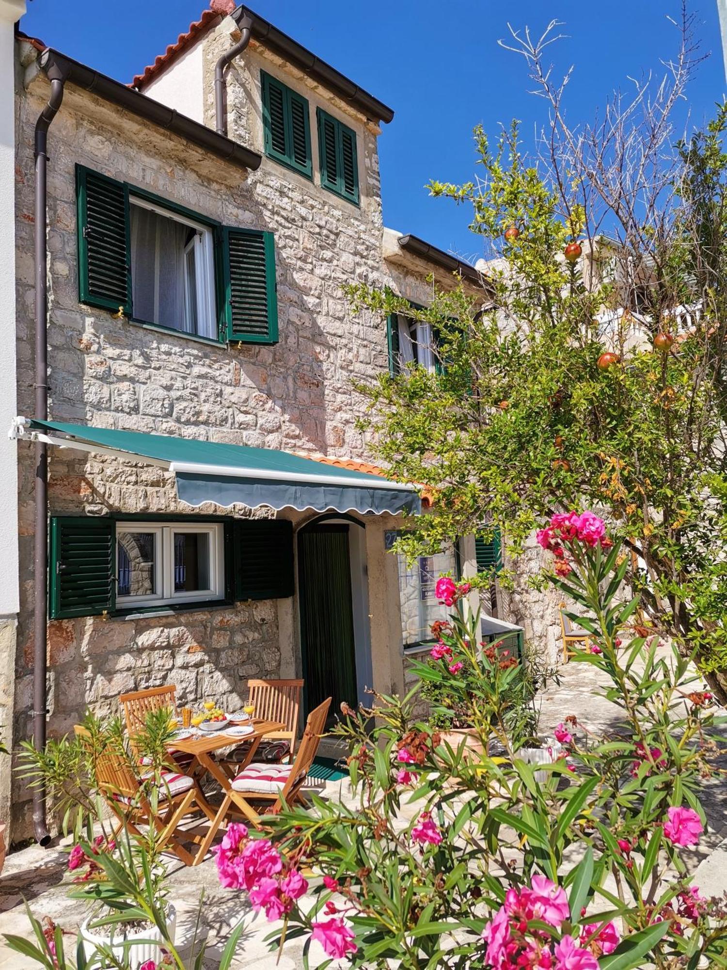 Charming Traditional Townhouse - Holiday Home Kata Jezera Bagian luar foto