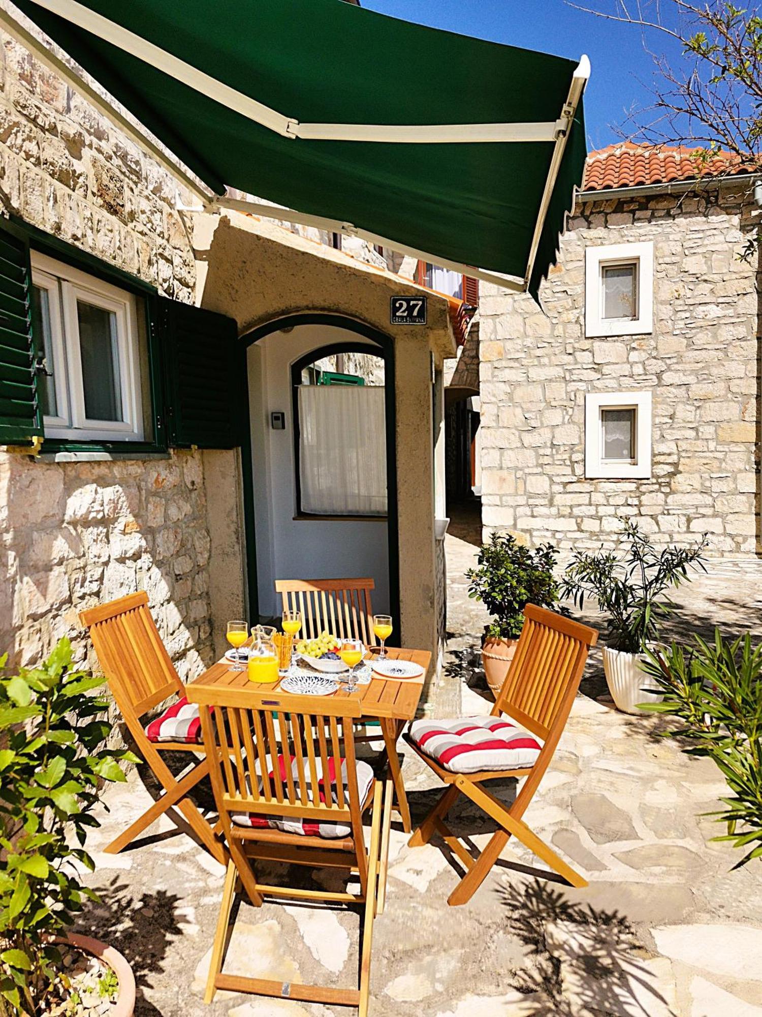 Charming Traditional Townhouse - Holiday Home Kata Jezera Bagian luar foto